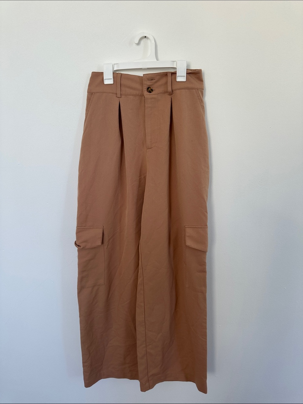 Wide-Leg Cargo Pants in Brown